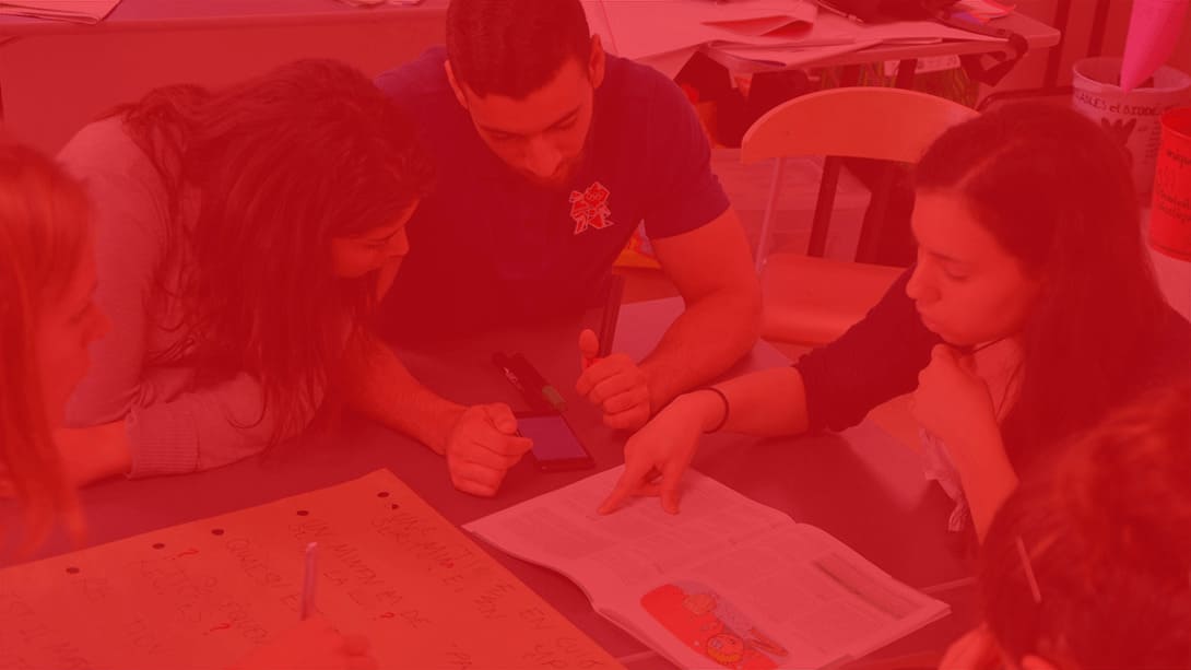 Des personnes travaillant autour d'une table